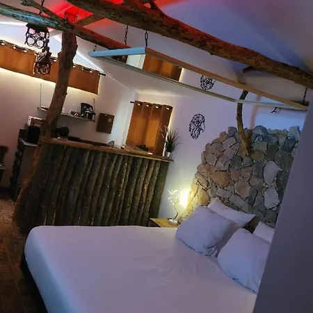 Danslesbois Avec Love hotel