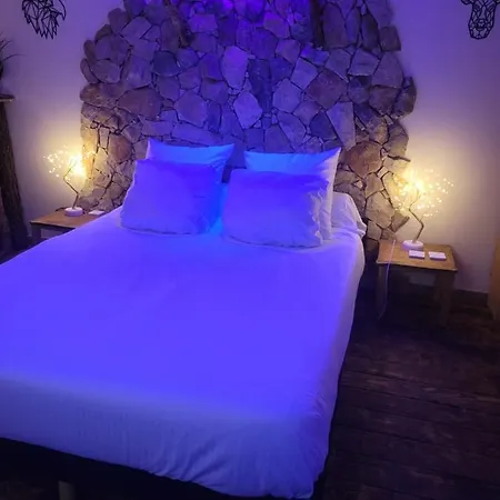 Love hotel Danslesbois Avec Cuges-les-Pins